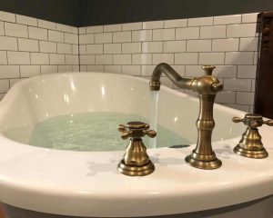 Shower tub with vintage style tabs